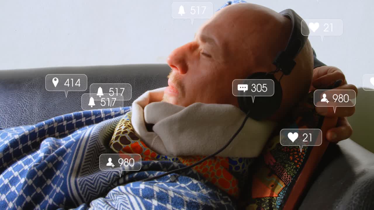 소셜 미디어 아이콘의 애니메이션에서 백인 노인이 집에서 소파에 누워서 음악을 듣고 있습니다.