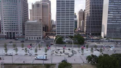 Monumento-Al-Arco-Trascendental-En-La-Plaza-Philip-A-Hart,-Detroit,-Michigan,-Estados-Unidos,-Vista-Aérea-De-Drones