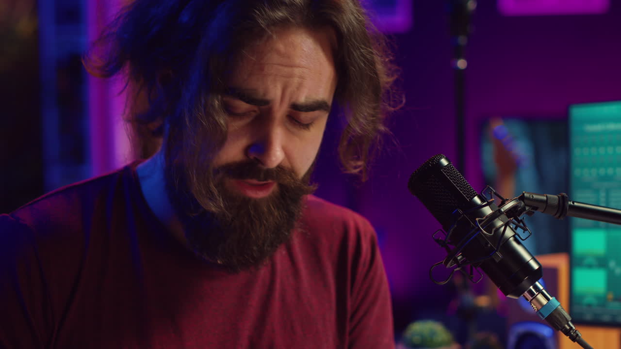 productor de música tocando su canción en el teclado del piano y cantando en el micrófono