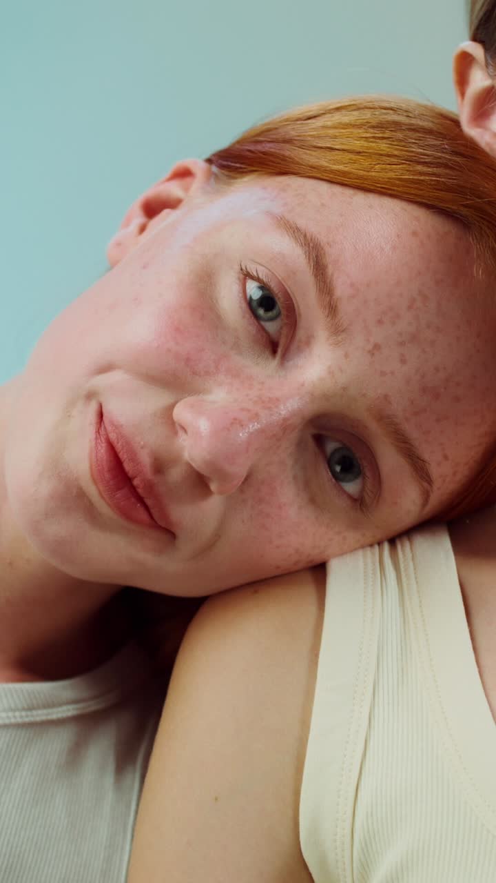 두 여자 의 근접 초상화