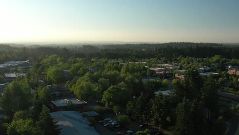 Vista-Aérea-Volando-Bajo-Sobre-Una-Ciudad-En-Oregon,-Soleada-Tarde-De-Verano-En-EE.UU.