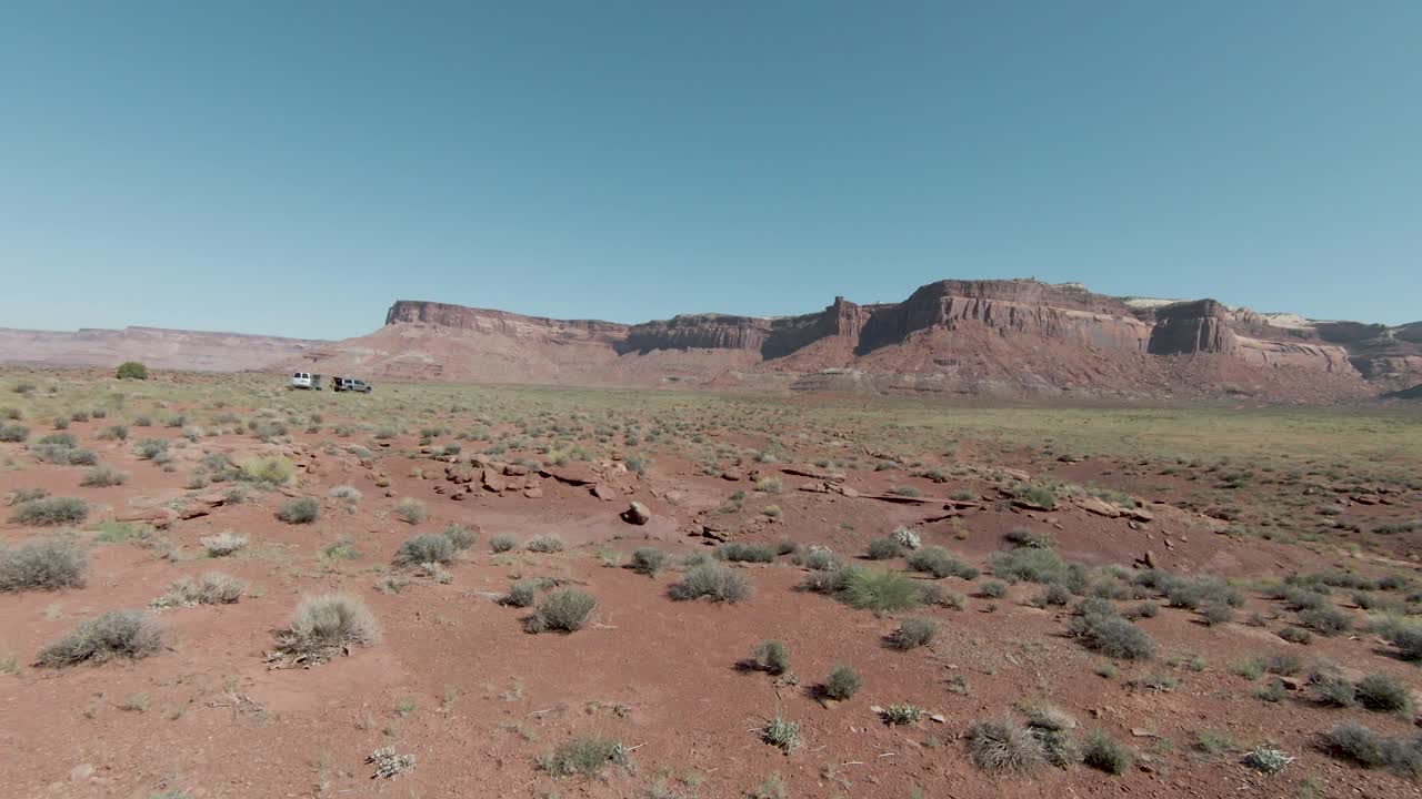 vista aérea explorando el pináculo del desierto en el desierto de roca roja de utah fuera del parque nacional canyonlands