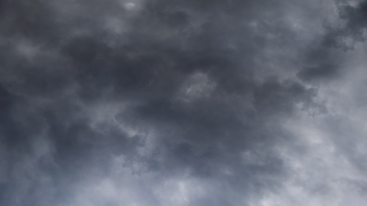 punto de vista de 4k acercándose a tormentas eléctricas y rayos