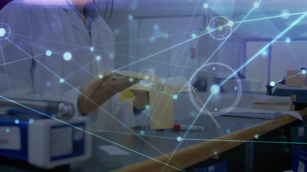 animación de puntos conectados, íconos de gráficos, científica biracial leyendo informes en el laboratorio
