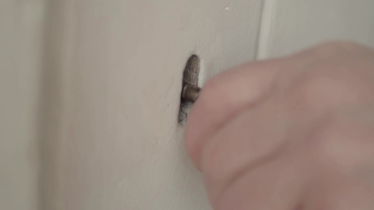 자물쇠에 열쇠를 돌려