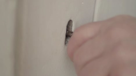 girando la llave en la cerradura