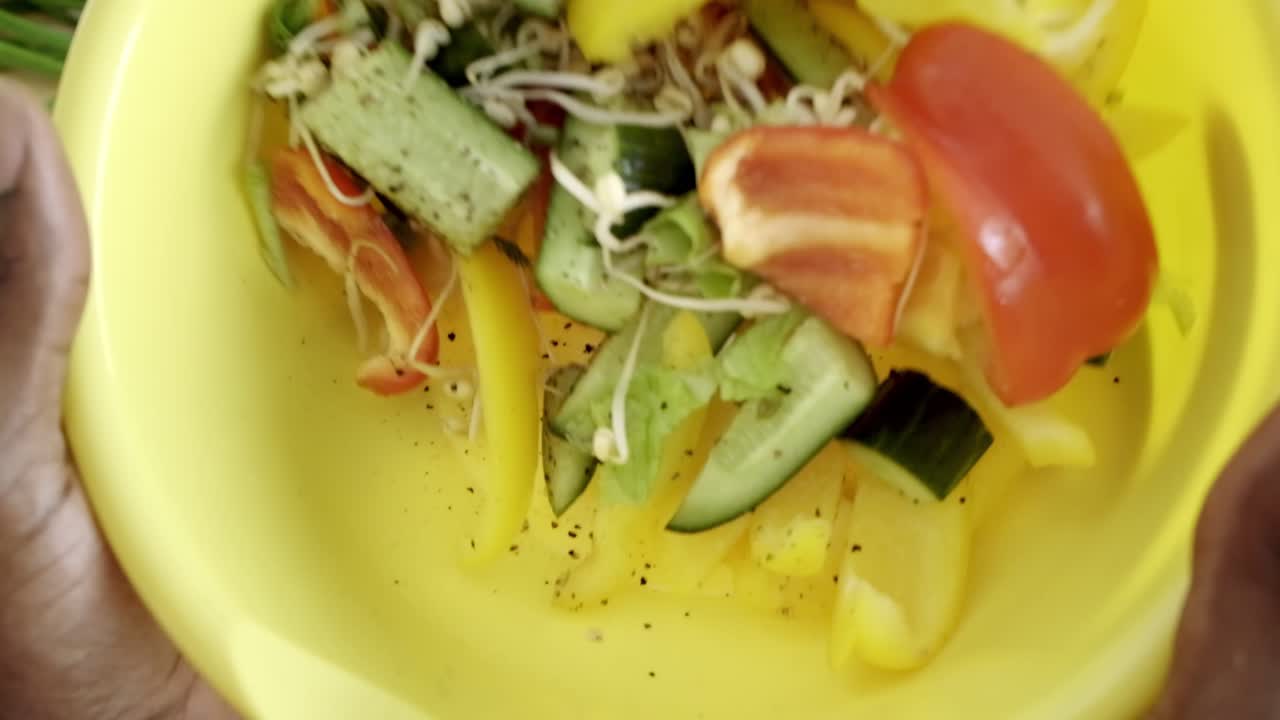 다채로운 채소 러드를 준비하고 있습니다.