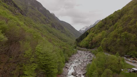 Drohnenflug-Nach-Oben-über-Das-Verzascatal