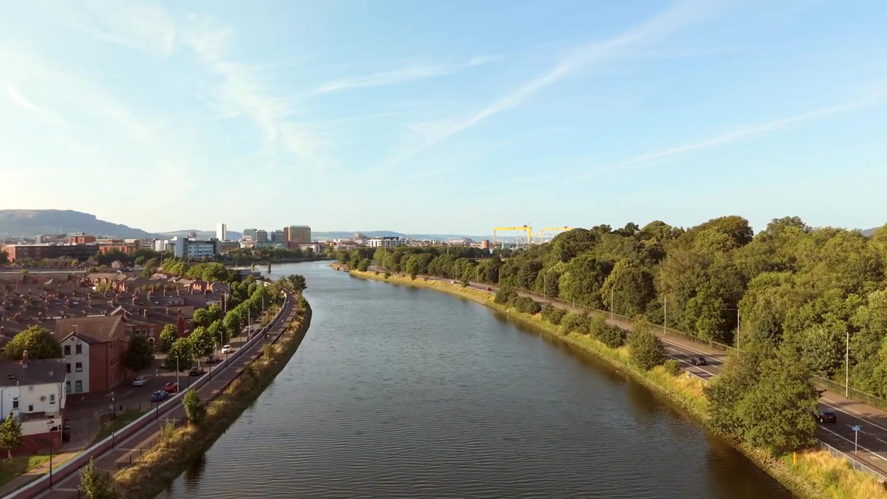 Video aereo grandangolare 4K a 60FPS del fiume Lagan presso il Ponte Ormeau a South Belfast, Irlanda del Nord nel Regno Unito. Prodotto in una sera d'estate con colore Rec709.