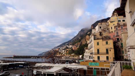 意大利阿马尔菲市 (amalfi) 城市和云