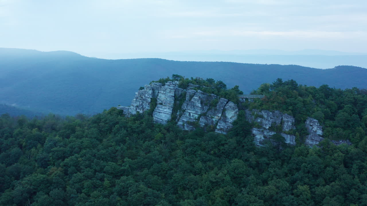 una toma aérea de big schloss al amanecer en el verano, ubicada en la frontera de virginia-west virginia dentro del bosque nacional george washington