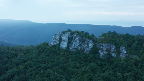 Una-Toma-Aérea-De-Big-Schloss-Al-Amanecer-En-El-Verano,-Ubicada-En-La-Frontera-De-Virginia-west-Virginia-Dentro-Del-Bosque-Nacional-George-Washington