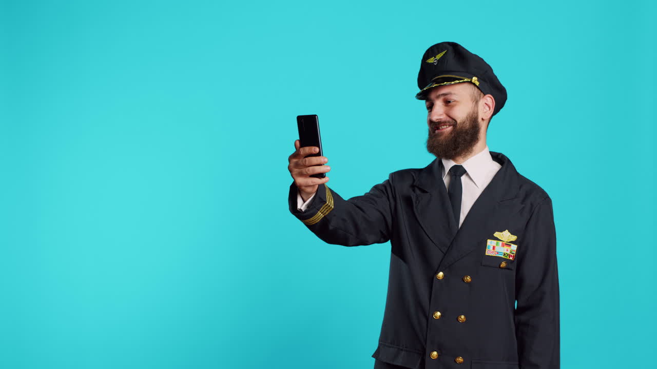 Videochiamata di lavoro a cui risponde un aereo di linea professionale