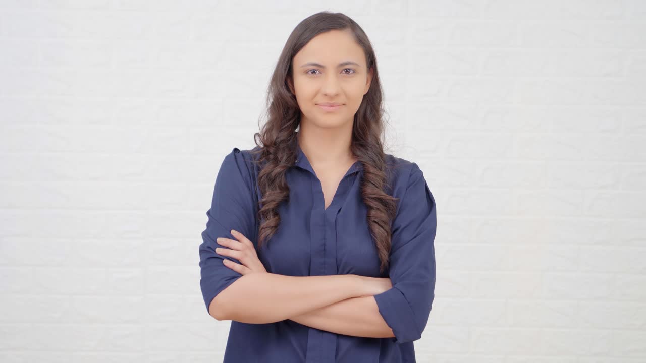 chica india escuchando a alguien