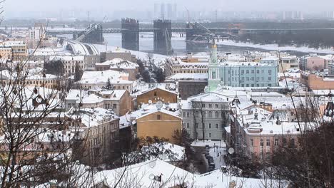 Distrito-De-Podil-En-Kiev-Con-Vistas-Al-Río-Dnieper-En-Invierno-De-2010