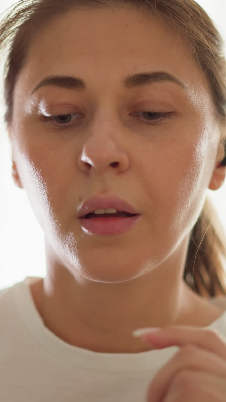 lady dons auriculares corriendo en casa de cerca. mujer deportiva usa auriculares inalámbricos disfrutando de la música mientras trabaja en el gimnasio doméstico. vida de fitness