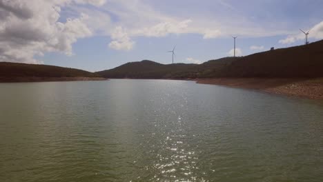 un lago cerca de albufeira, portugal, con gente cenando