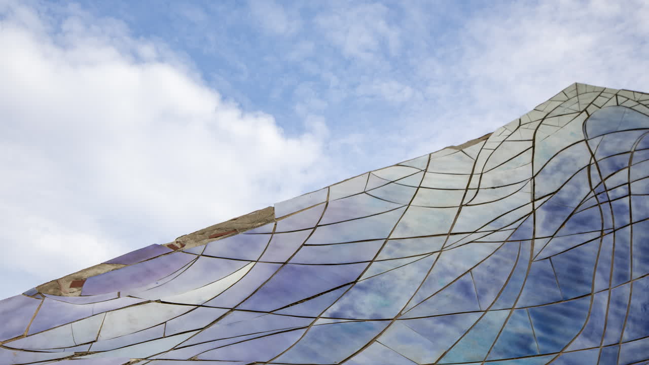 스페인 바르셀로나 공원의 세라믹 타일 언덕