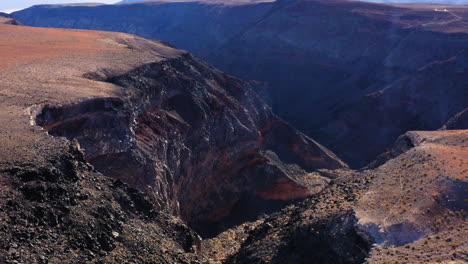 Vista-Aérea-De-Pájaro-De-La-Hermosa-Formación-Rocosa-En-Capas-Causada-Por-La-Erosión-Continua-De-Las-Rocas-En-El-Cañón-De-Star-Wars,-California,-Ee.uu.