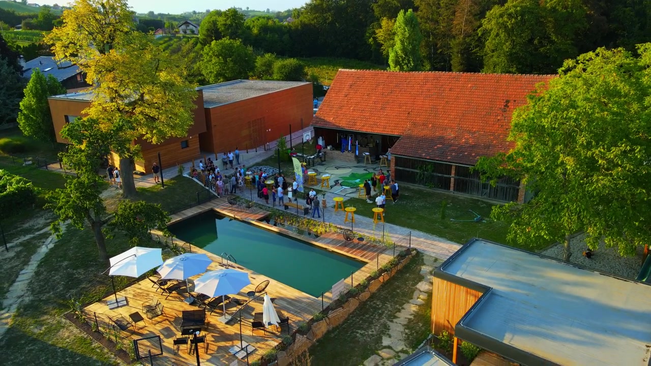 Riprese aeree con drone 4K di Prlekija al mattino durante l'alba. Prlekija è una regione pittoresca nella Slovenia nord-orientale, nota per le sue dolci colline, i vigneti lussureggianti e il ricco patrimonio culturale