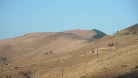 Kurvenreiche-Straße-über-Den-French-Pass-In-Neuseeland-Und-Weite-Trockene-Ebenen-Unter-Blauem-Himmel