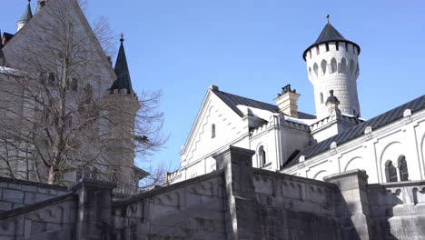 panorámica del castillo de neuschwanstein desde el interior de su patio imágenes de 4k