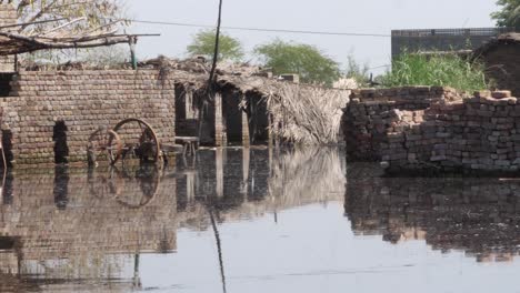 Vista-De-Edificios-Sumergidos-En-Ruinas-En-La-Zona-Rural-De-Sindh-Debido-A-Las-Inundaciones