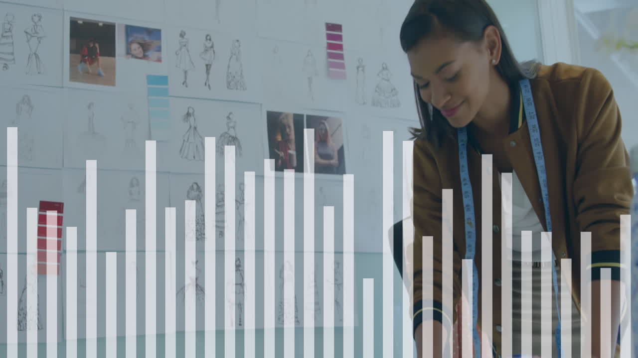 animación de gráfico de barras sobre diseñadora biracial feliz con el resultado del diseño en la oficina