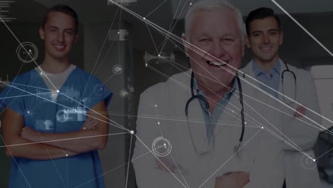 animación de una red de conexiones sobre sonrientes médicos caucásicos con los brazos cruzados