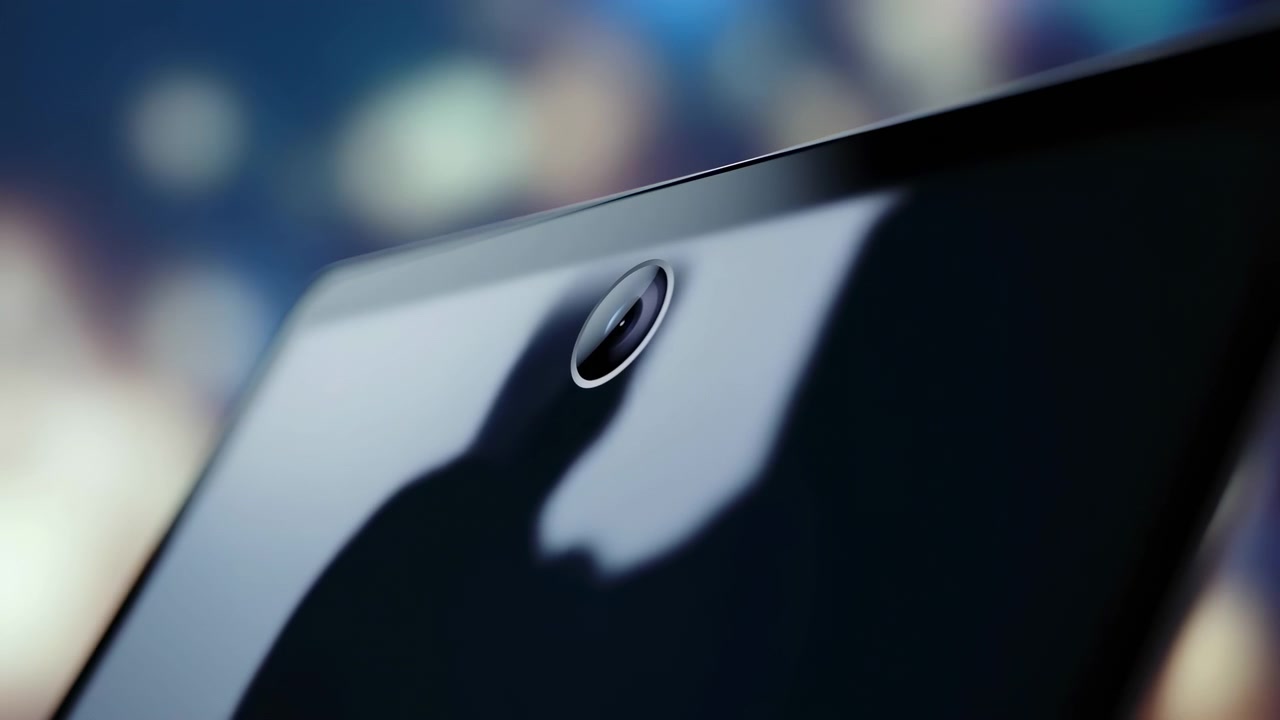 Um smartphone moderno e elegante gira sobre um fundo abstrato com efeito bokeh, exibindo seu design de vidro e plástico em um ambiente limpo e comercial com iluminação natural e espaço para texto