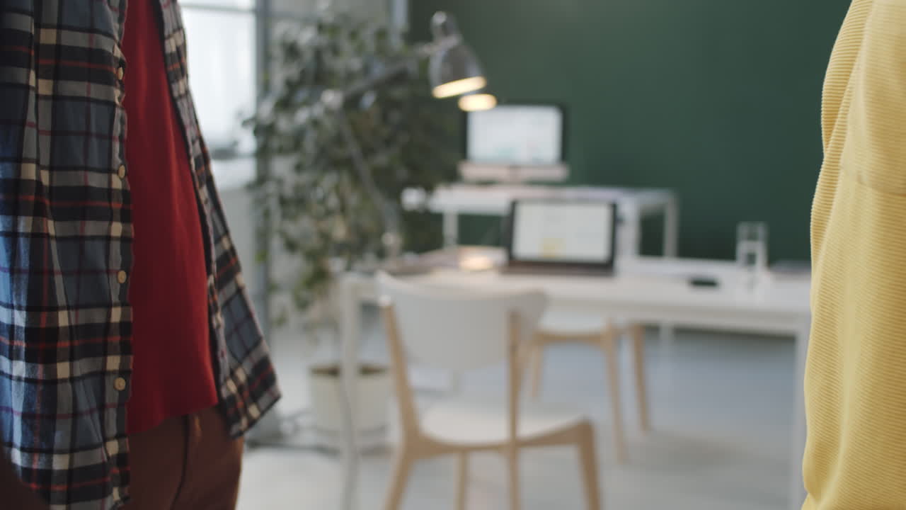 рукопожатие афроамериканских и кавказских коллег