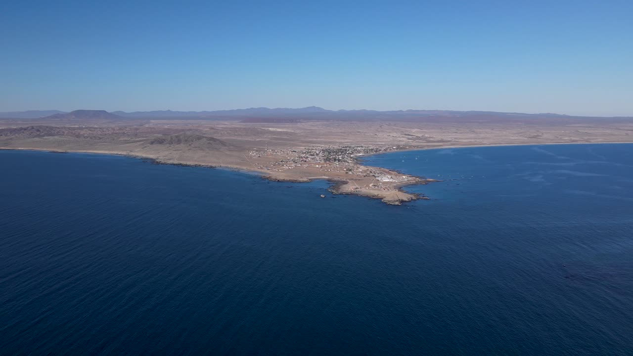vista de la costa del océano y la costa de bahia asuncion baja mexico en un día azul claro