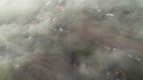 Nebel-über-Ländlichem-Dorf,-Bedeckt-Mit-Leichtem-Nebel,-Chochołów-In-Polen,-Antenne