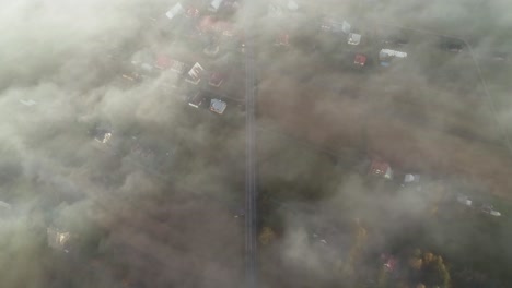 Niebla-Sobre-Aldea-Rural-Cubierta-De-Niebla-Ligera,-Chochołów-En-Polonia,-Antena