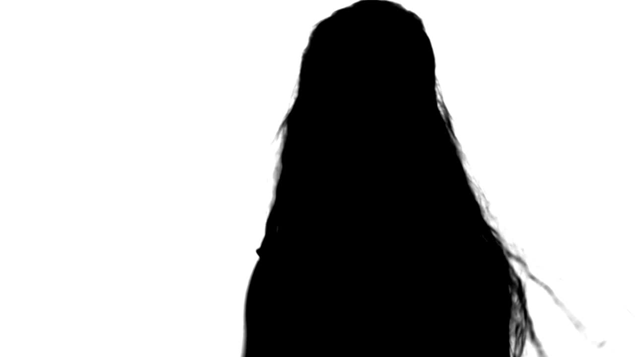 실루 놀이, 점프 하 드레스를 입은 작은 소녀는 게임 트랙 매트를 즐긴다