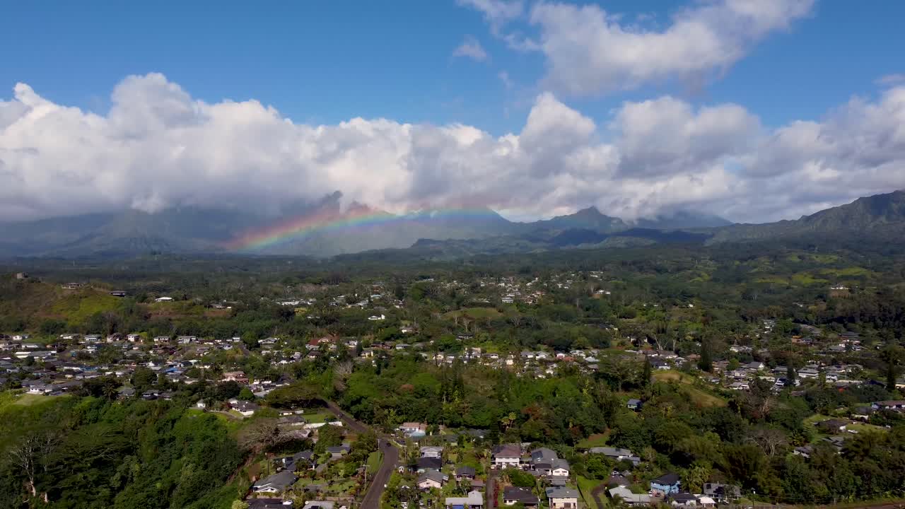 Vista aerea cinematografica con arcobaleno in cielo nuvoloso a Kauai, Hawaii