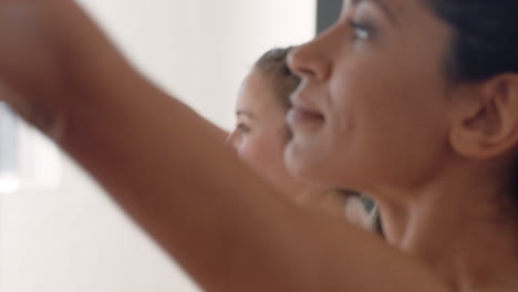 Retrato-De-Clase-De-Yoga-Hermosa-Mujer-Hispana-Practicando-Pose-De-Guerrero-Disfrutando-De-Un-Estilo-De-Vida-Saludable-Estirando-El-Cuerpo-Haciendo-Ejercicio-En-El-Estudio-De-Fitness-Meditación-Grupal