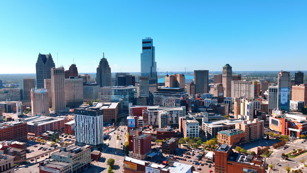 Detroit, VS, 28 juli 2025: Zonnig centrum van Detroit, Michigan, VS. Stadscentrum met meerdere auto's op de wegen en parkeerplaatsen