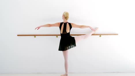Bailarina-Practicando-Danza-Ballet-En-La-Barra
