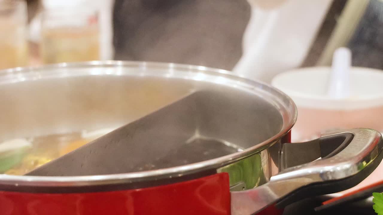 la preparación de hotpot con ingredientes frescos en bangkok