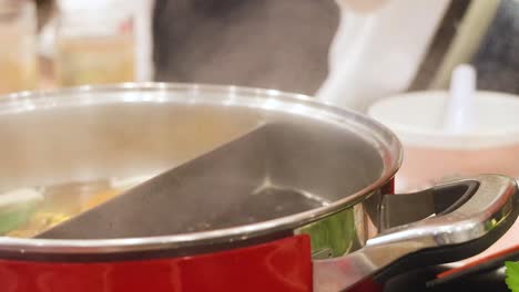 la preparación de hotpot con ingredientes frescos en bangkok