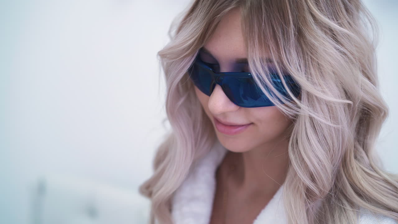 mujer feliz con gafas se somete a la depilación con láser en la clínica