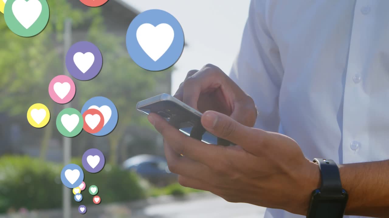 Hombre haciendo zoom en su teléfono con iconos de corazón 4k