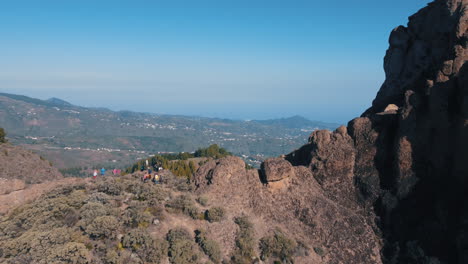 cinematic-aerial-shot-revealing-the-Roque-Saucillo-and-where-there-is-a-group-of-tourists-going-down-the-mountain