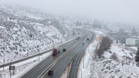 Navegando-Por-Los-Caminos-Nevados-De-La-Autopista-De-Kamloops