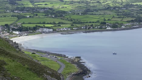 ballygally en el camino de la costa de antrim en irlanda del norte