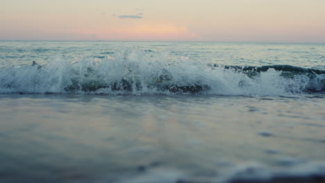 Blaue-Meereswellen-Brechen-Sandstrand-Am-Sommermorgen-In-Zeitlupe.