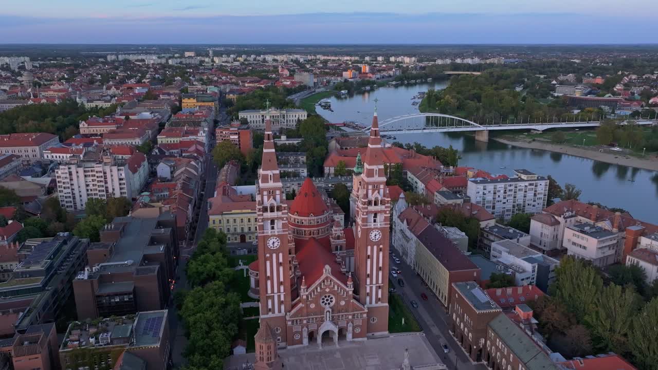 Pohled z dronu na katedrálu a městské panorama za soumraku, Maďarsko.