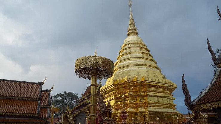Buddhistisk tempel Wat Phra That Doi Suthep i Thailand, overskyet dag, håndholdt orbit