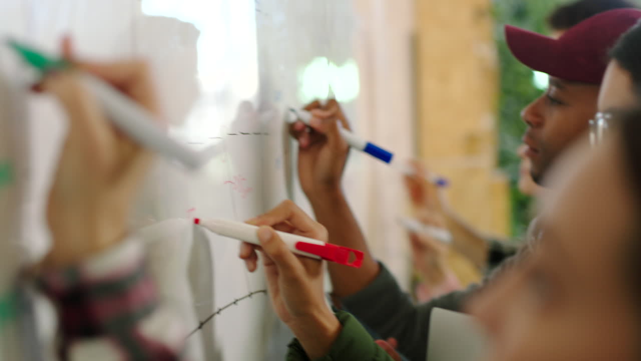 pizarra blanca, escritura y planificación del trabajo en equipo